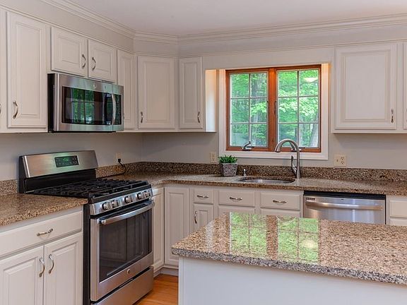 5th image of 5 Hillington Dr