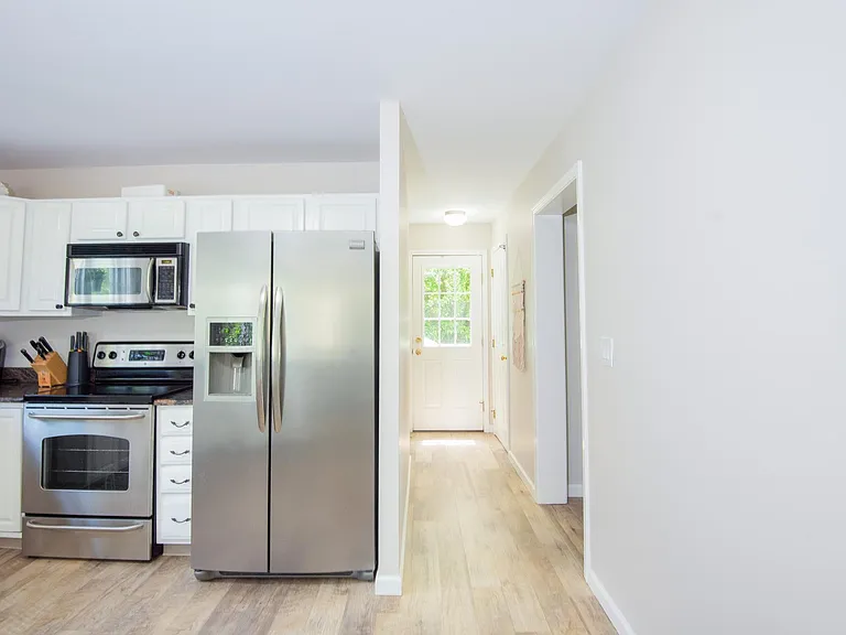 663 Aquidneck Ave — Photo 14