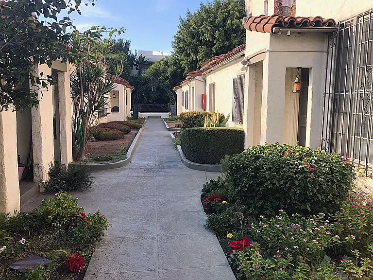 1232 1/2 N Flores Ave — Photo 1