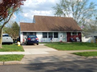 18 Umber Rd, Levittown, PA 19056