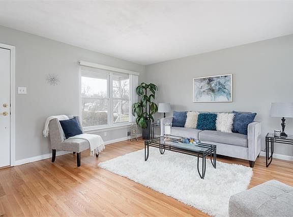 5th image of 1043 Barry Ct