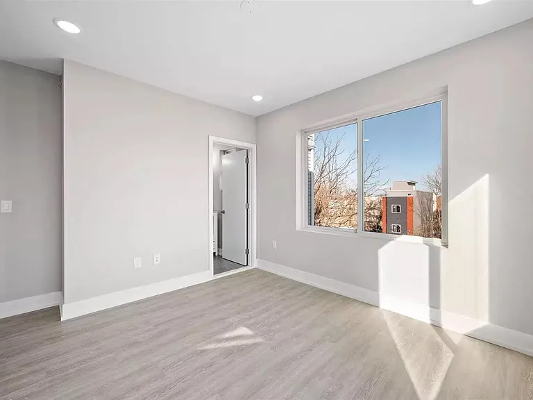 649 N 35th St #202 — Photo 17
