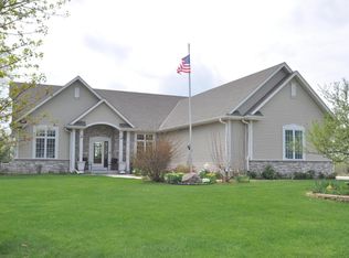N829 Oak Ridge Dr, Oconomowoc, WI 53066