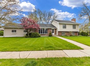 1048 Saint Johns Rd, Woodstock, IL 60098