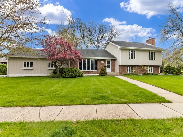 1048 Saint Johns Rd, Woodstock, IL 60098