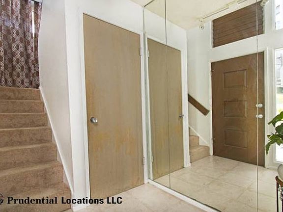 Entry way with newer cera