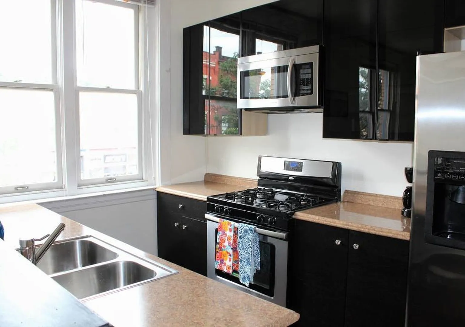 East Carson Street Living In The Heart Of The South Side Available Sept! — Photo 1