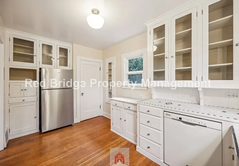 2619 NE Flanders St — Photo 16