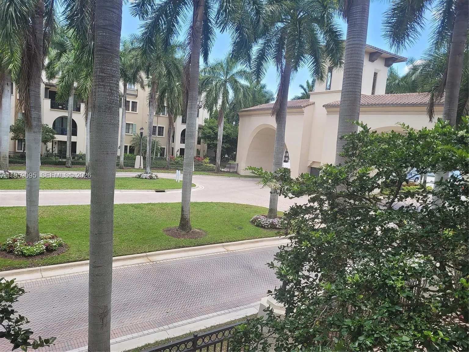 2 bed, 2.5 bath, 1753 sqft, $3,200 — Photo 3