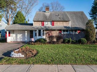 55 Lion Ln, Westbury, NY 11590