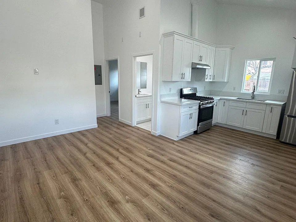 657 E Vernon Ave #1/2
