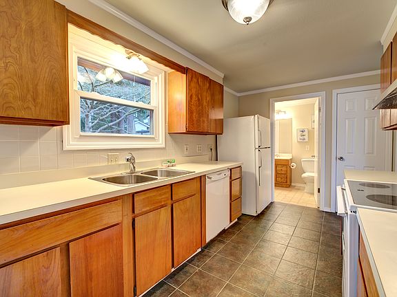 5th image of 525 NW 205th St