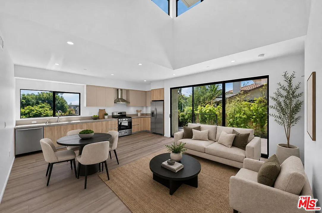 1 bed, 1.0 bath, 1000 sqft, $6,000 — Photo 1