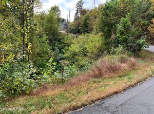 707 Pinecrest Dr, Gatlinburg, TN 37738