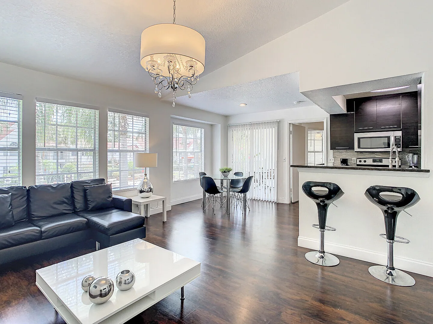 Luxury 2-Bedroom Condo in SeaWorld — Photo 1