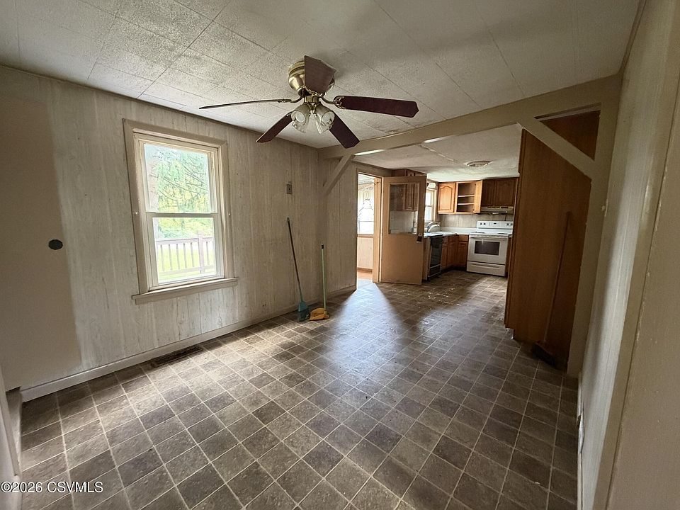 19th image of 385 Spruce Hollow Rd
