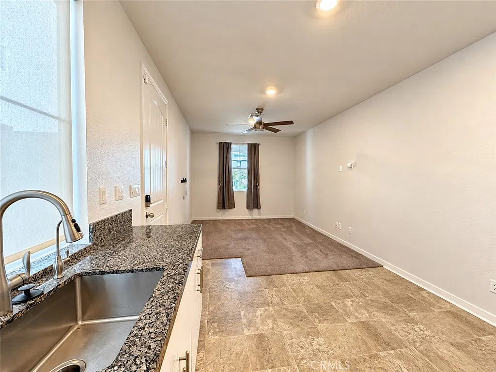 1 bed, 900 sqft, $2,000 — Photo 4