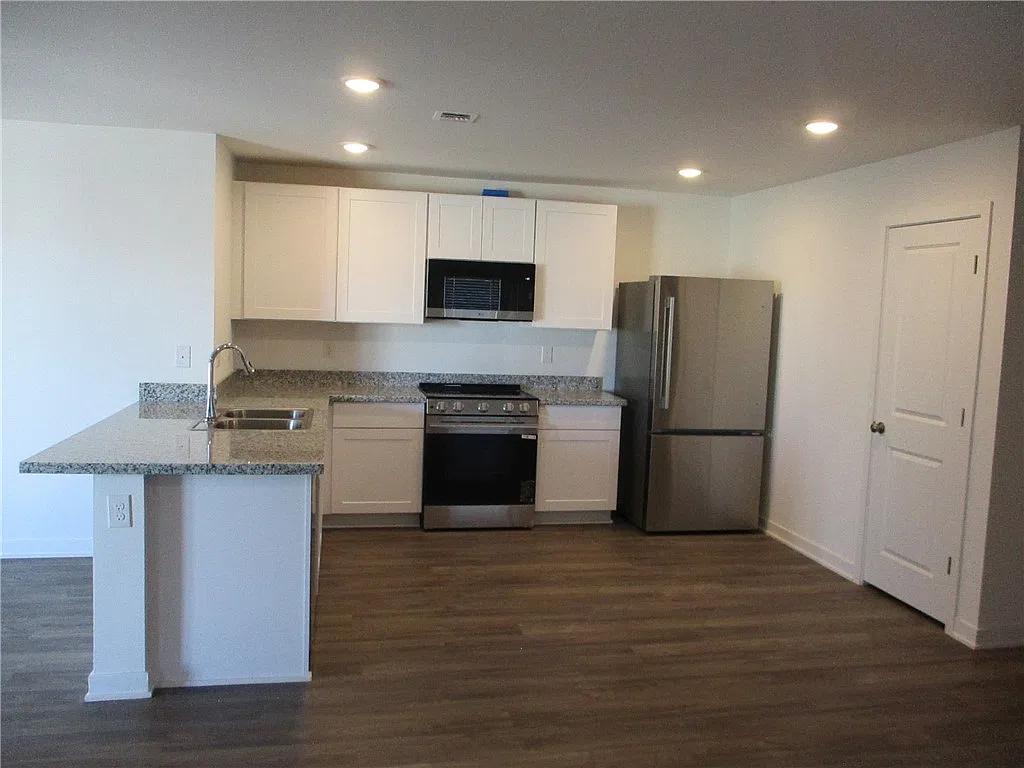 3 bed, 2.0 bath, 1470 sqft, $1,650 — Photo 2