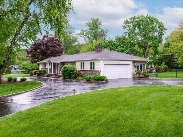 2 Pine Drive, Woodbury, NY 11797
