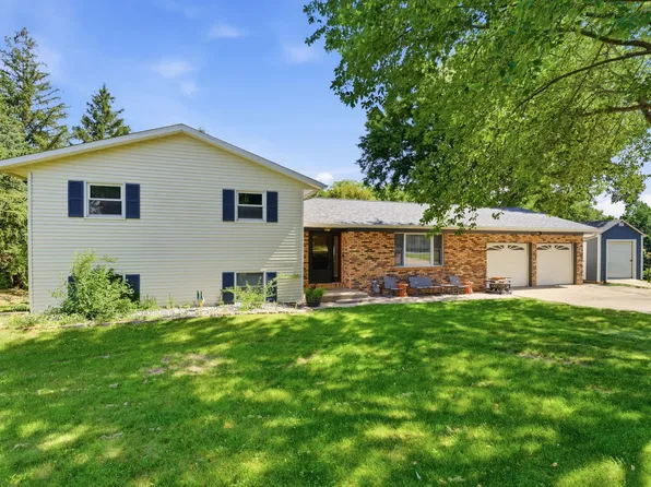 8 Elmwood Dr, Blue Grass, IA 52726