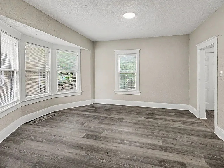 3205 E 31st St — Photo 3
