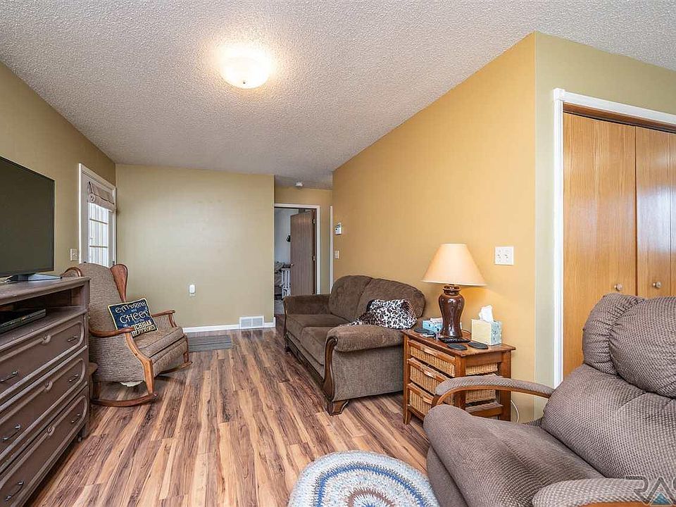 103 S Steven St, Worthing, SD 57077 Zillow