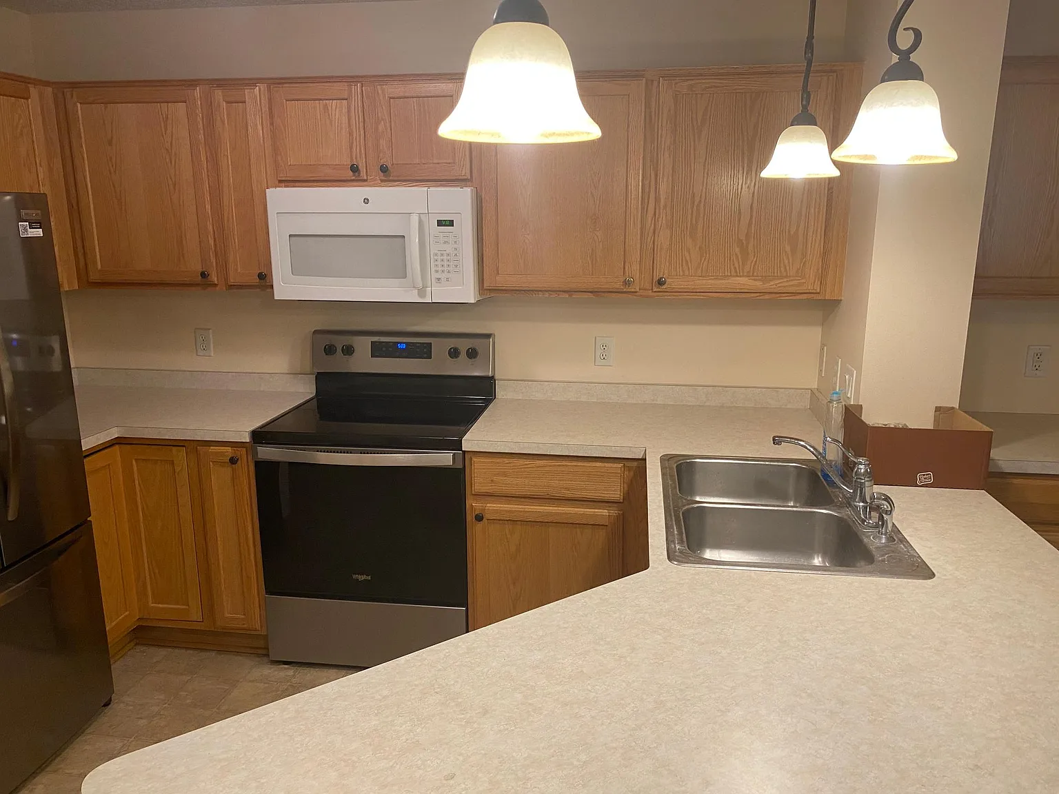 3 bed, 1.5 bath, 1446 sqft, $2,100 — Photo 3