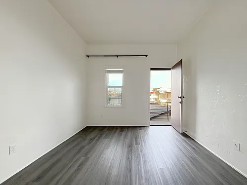 3325 E 2nd St #5 Photo 1
