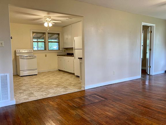 5th image of 300 Carlton Dr