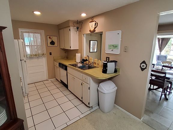 3rd image of 2455 Woodland Cir