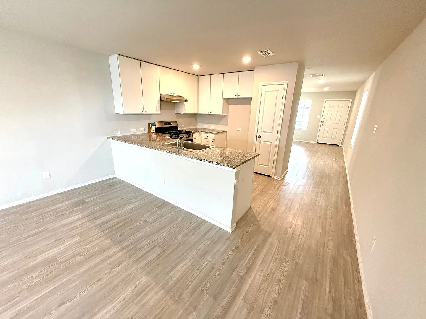 *Move In Special* Comfortable Living With Open Kitchen & Fenced Yard! — Photo 4