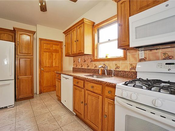 5th image of 20915 Hollis Ave