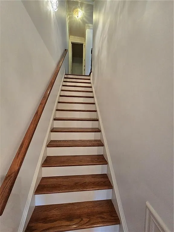 3 bed, 3.5 bath, 2499 sqft, $3,000 — Photo 2