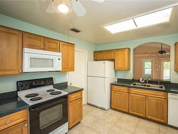 4th image of 921 Royal Oaks Dr