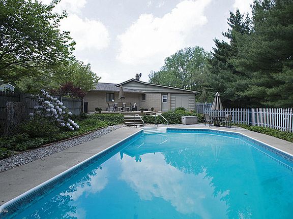 2nd image of 7529 Ravenswood Dr