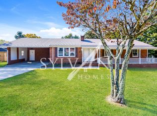 1404 Cedar Dr, Thomasville, NC 27360