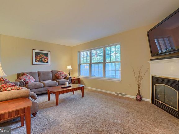 5th image of 521 Thorngate Pl