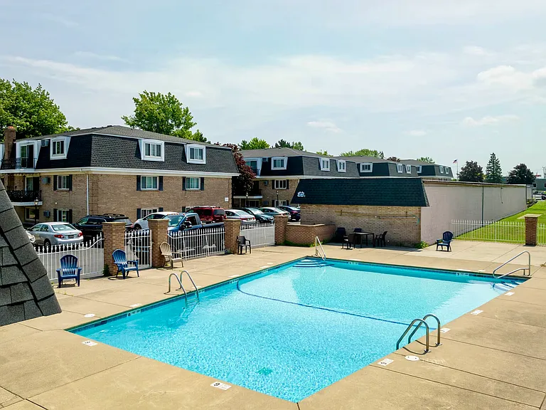 Camelot Village Apartments — Photo 37