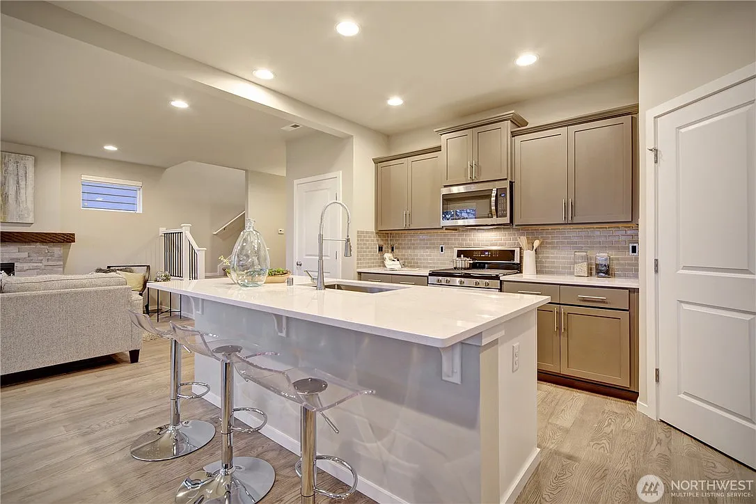 4 bed, 2.5 bath, 2154 sqft, $3,850 — Photo 1