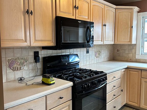 4th image of 39 Blackford Ave Floor 2