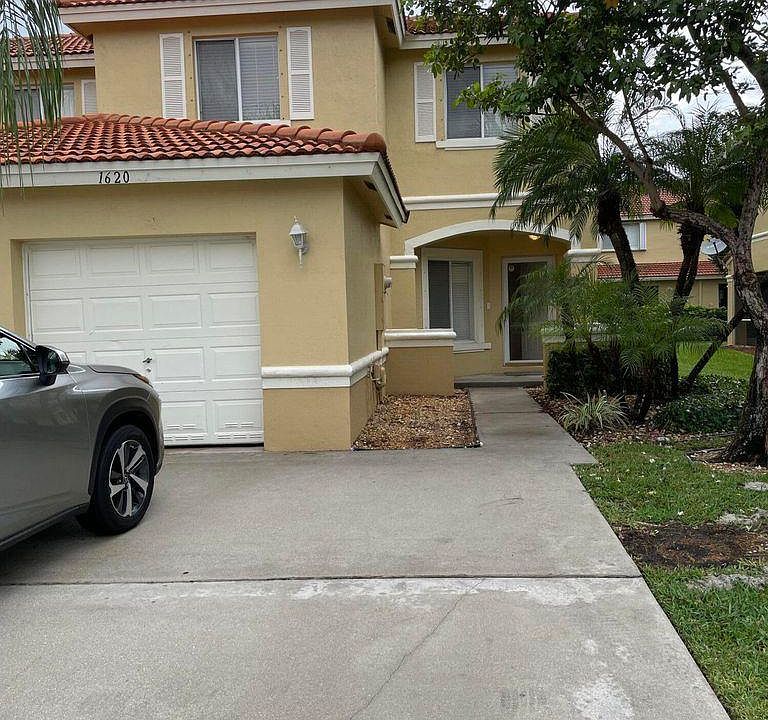 1st image of 1712 Arezzo Cir