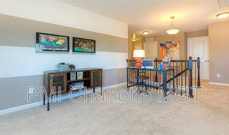 1120 Walbury Hl — Photo 37