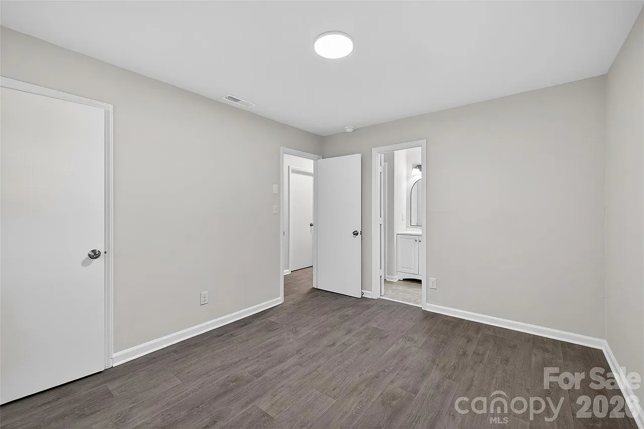 3 bed, 1255 sqft, $2,000 — Photo 4