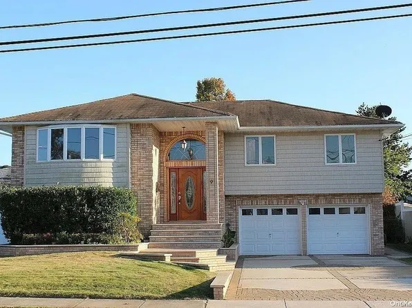 9 Comet Lane, Massapequa, NY 11758
