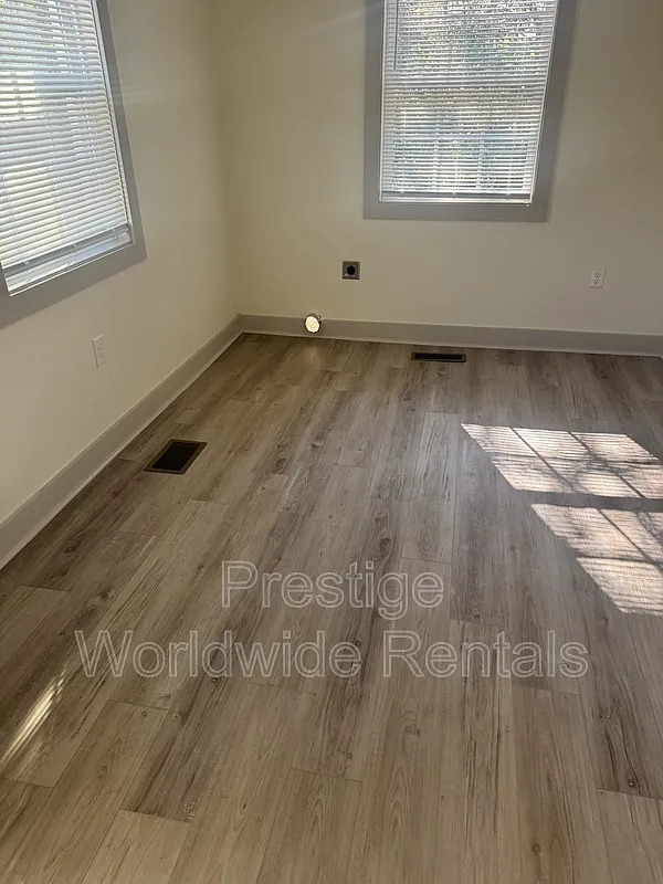 3 bed, 1.0 bath, 1117 sqft, $1,200 — Photo 3