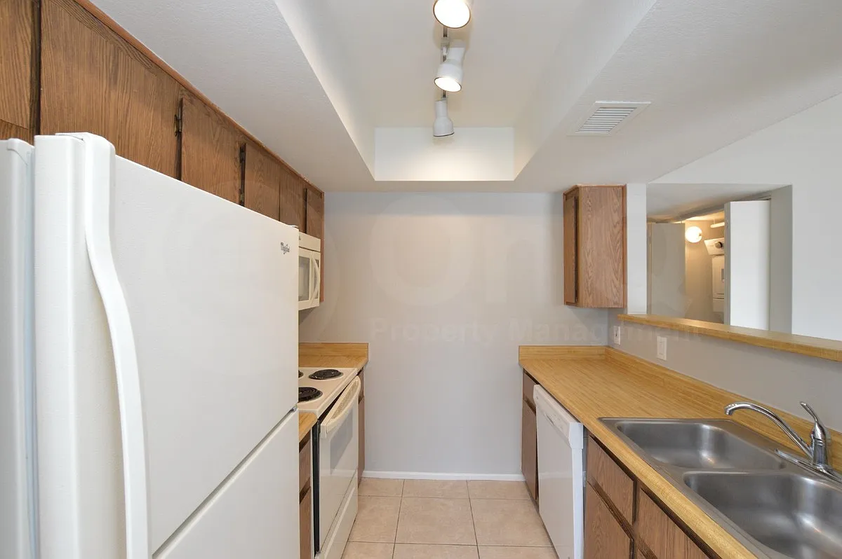 616 S Hardy Dr — Photo 2
