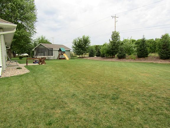 Large level back yard