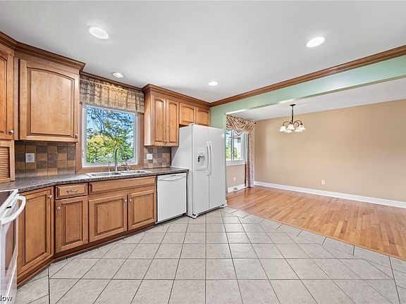 4th image of 2724 Coventry Dr