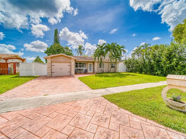 1211 NW 96th Ter, Pembroke Pines, FL 33024