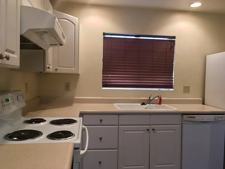 1434 E Elm St #2 — Photo 8